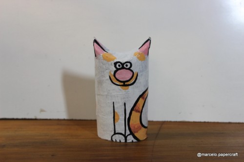 gato feito de rolinho de papel higienico